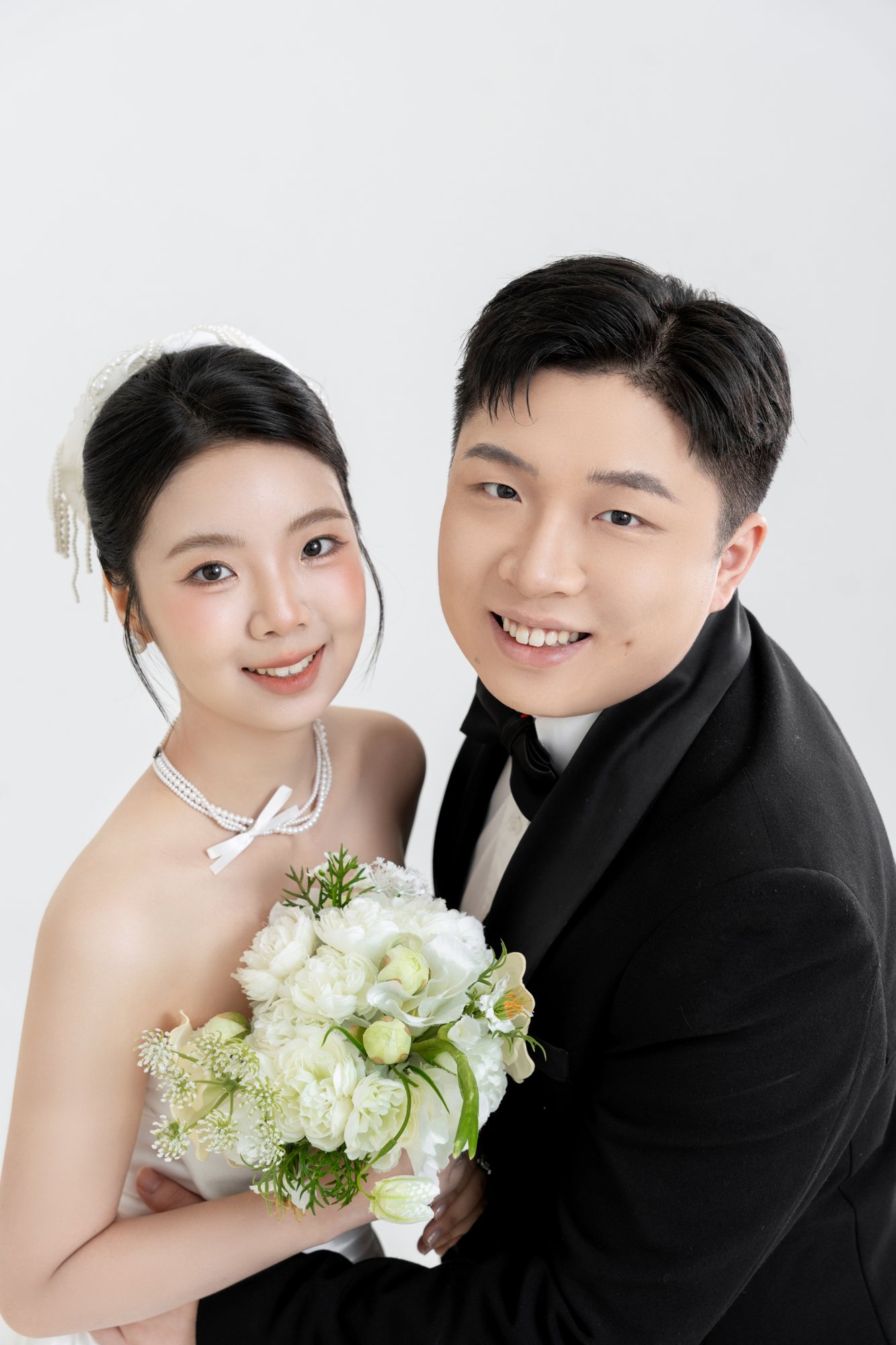 新郎新娘温柔依偎